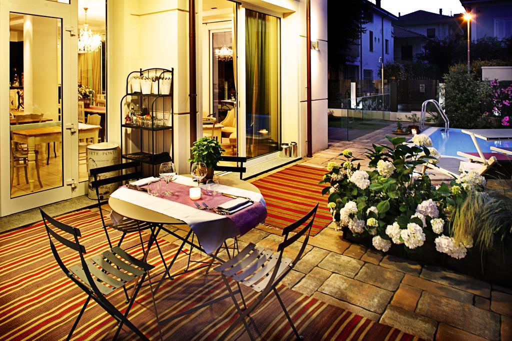 D-Place Hotel & Suite Ричоне Екстериор снимка