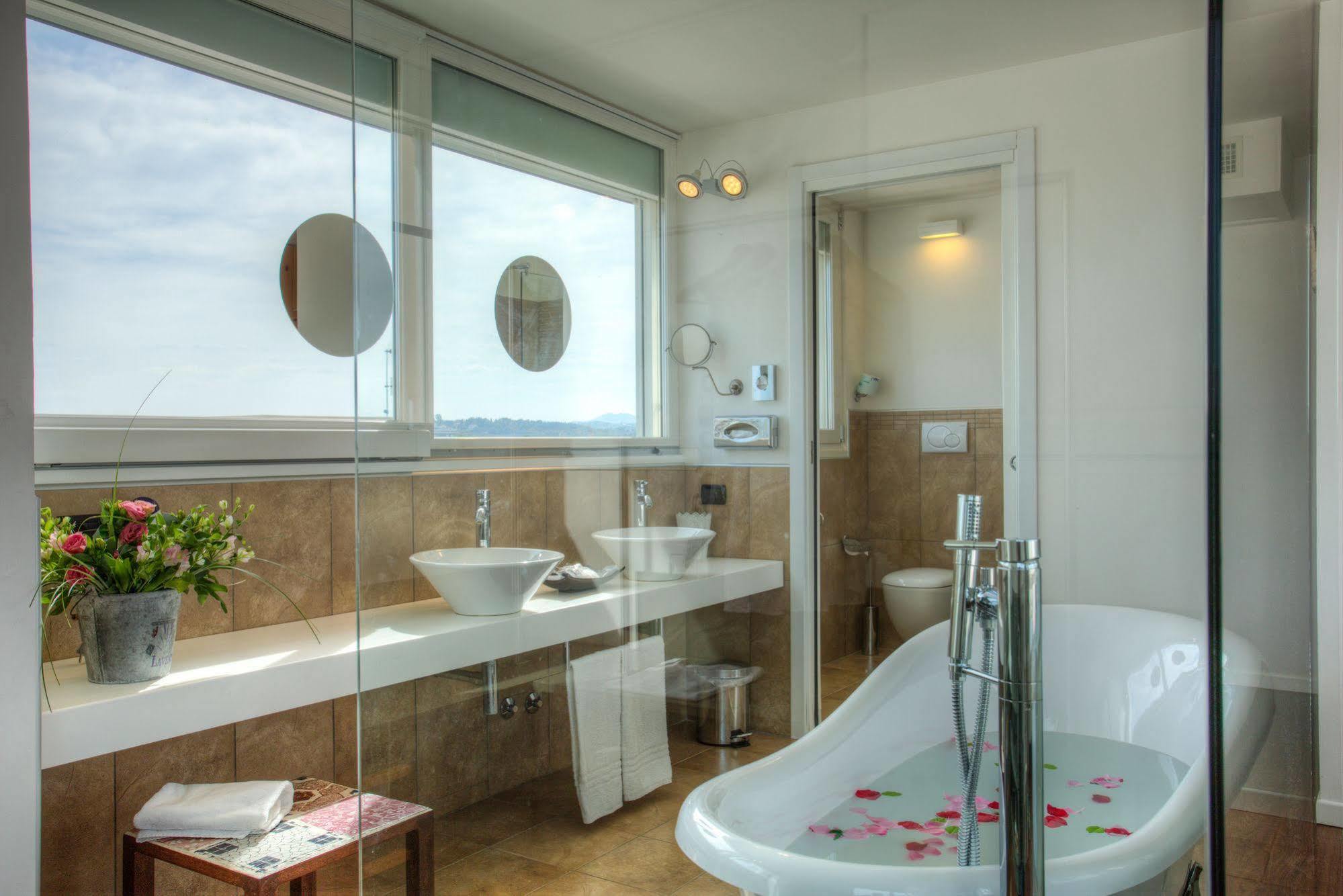 D-Place Hotel & Suite Ричоне Екстериор снимка